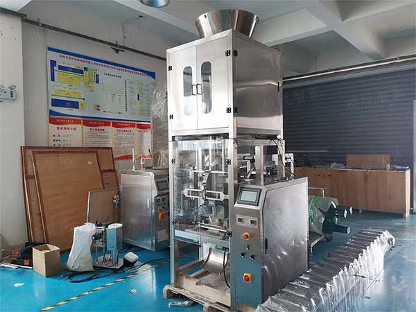 全套粉体自动向日葵视频色版下载流水线由螺杆计量机、真空上料机、成品输送机组成
